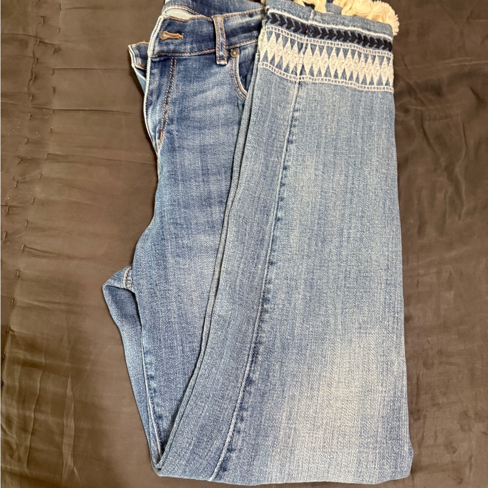 LOFT Blue Cropped Jeans with White Embroidery. Modern Skinny. Size  8/29. NWOT